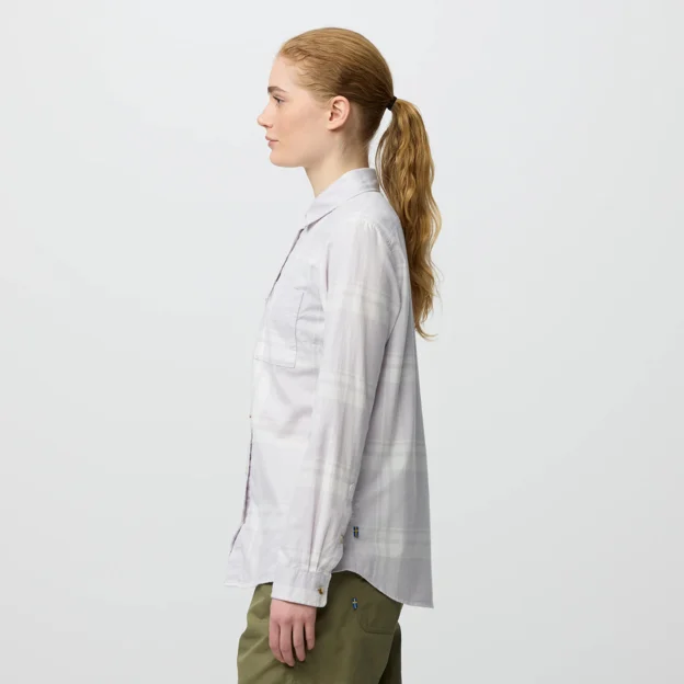 Fjällräven Övik Lite Flannel Shirt W Women’s Shirts Model Model side 100417