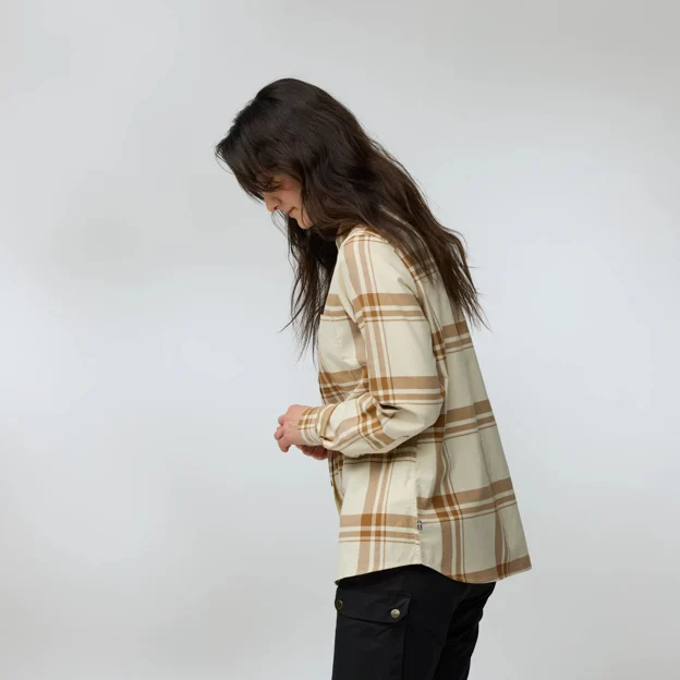 Fjällräven Övik Lite Flannel Shirt W Women’s Shirts Model Model side 92975