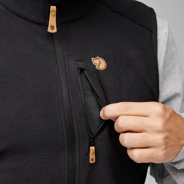 Fjällräven Övik Lite Fleece Vest M Men’s Vests Model Angle G 85554