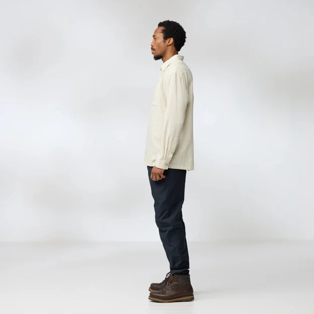 Fjällräven Övik Relaxed Hemp Shirt LS M Men’s Shirts Model Model side 92929