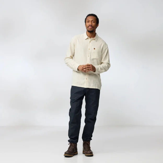 Fjällräven Övik Relaxed Hemp Shirt LS M Men’s Shirts Model Angle H 92928
