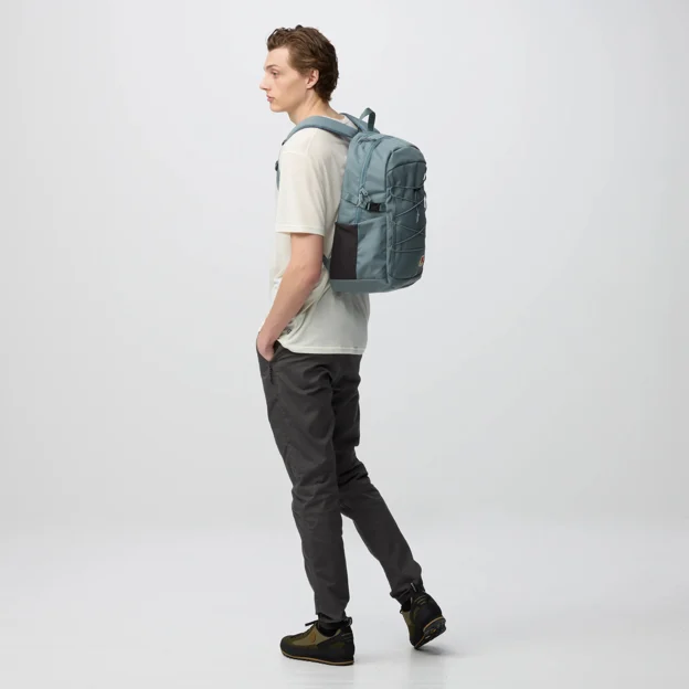 Fjällräven Skule 24 Unisex Daypacks Model Model side 100431