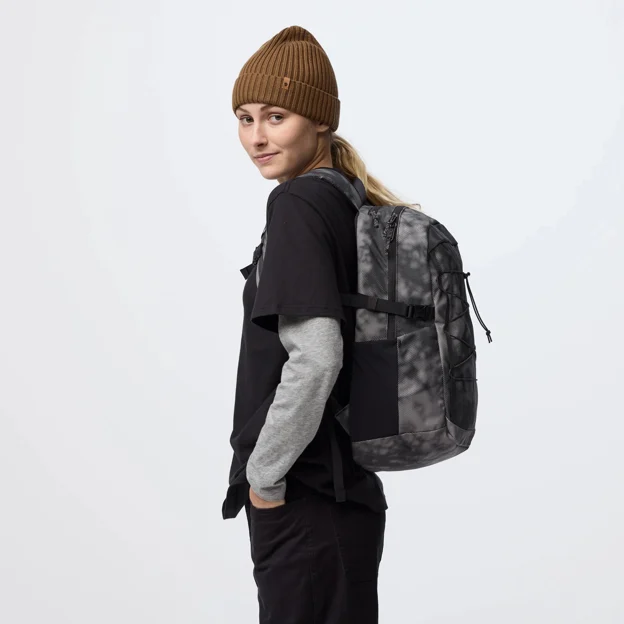 Fjällräven Skule Graphics 24 Unisex Daypacks Model Model side 119980