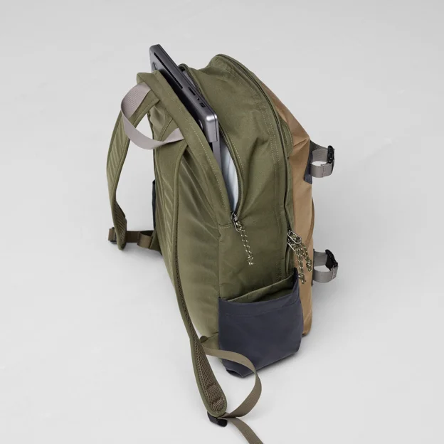 Fjällräven Vardag Backpack 17 Unisex Daypacks Model Angle L 89604