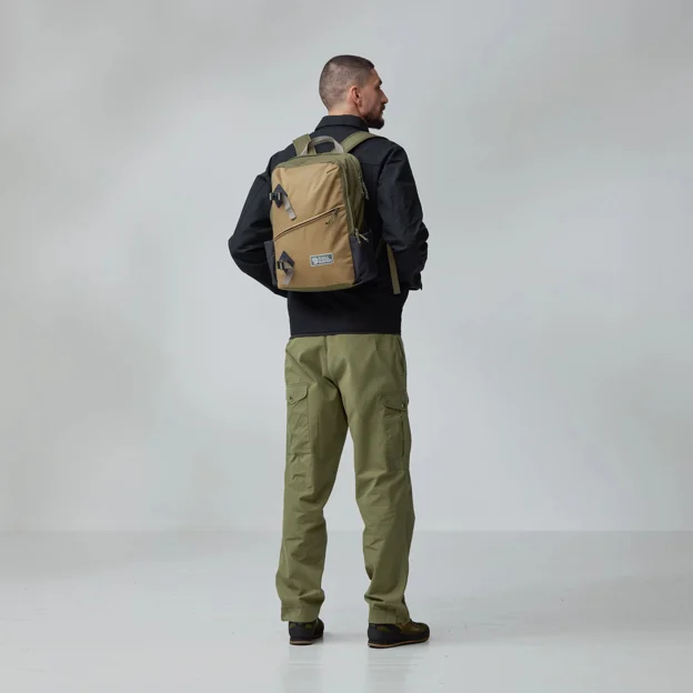 Fjällräven Vardag Backpack 17 Unisex Daypacks Model Model front 89618