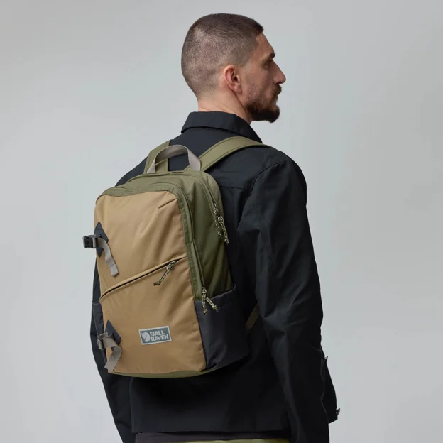 Fjällräven Vardag Backpack 17 Unisex Daypacks Model Model side 89620