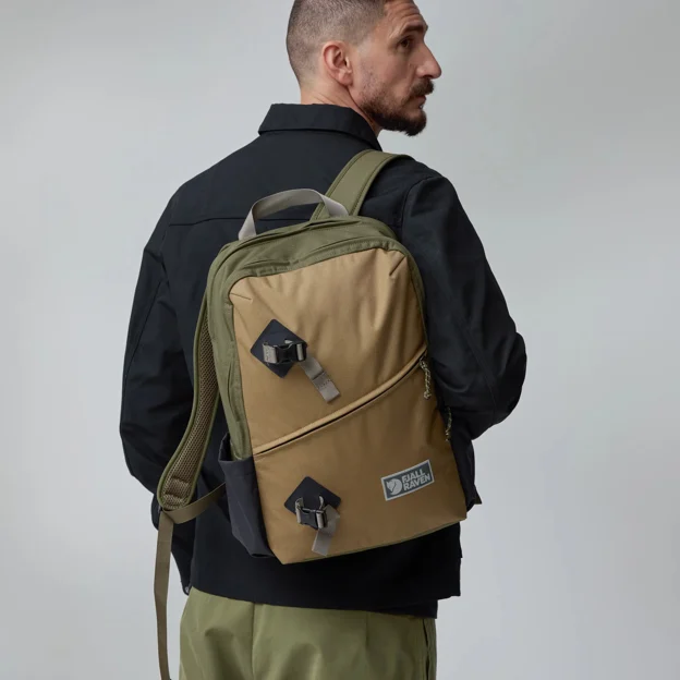 Fjällräven Vardag Backpack 17 Unisex Daypacks Model Angle F 89621