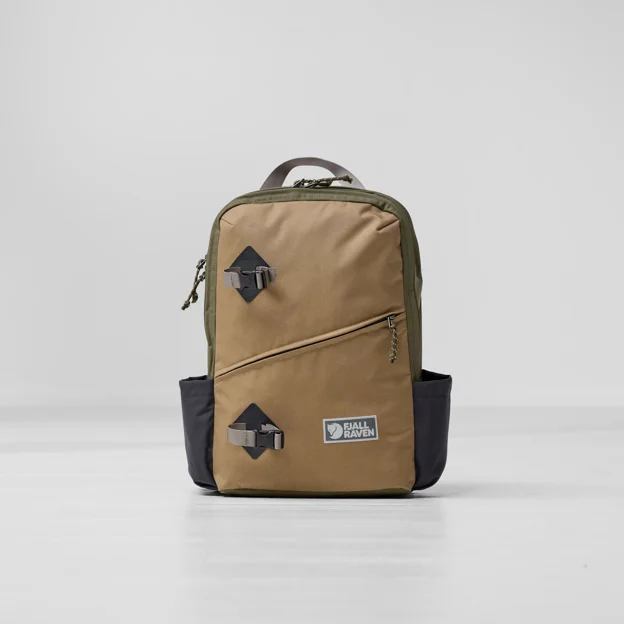 Fjällräven Vardag Backpack 17 Unisex Daypacks Model Angle I 89607