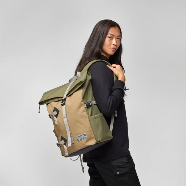 Fjällräven Vardag Foldsack 25 Unisex Daypacks Model Model side 95937