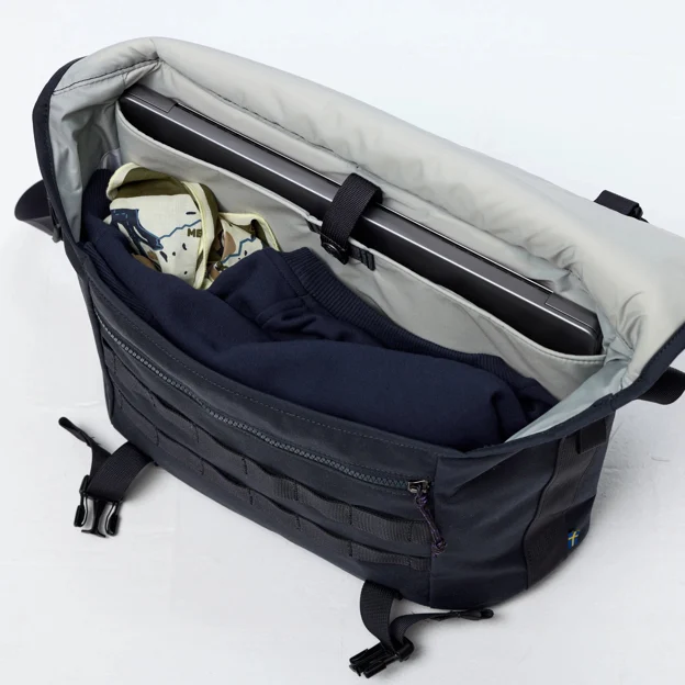 Fjällräven Vardag Shoulder Bag 12 Unisex Wallets & small bags Model Angle L 119970