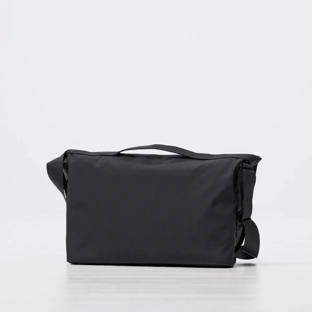 Fjällräven Vardag Shoulder Bag 12 Unisex Wallets & small bags Model Angle N 119999
