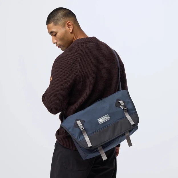 Fjällräven Vardag Shoulder Bag 12 Unisex Wallets & small bags Model Angle F 119982