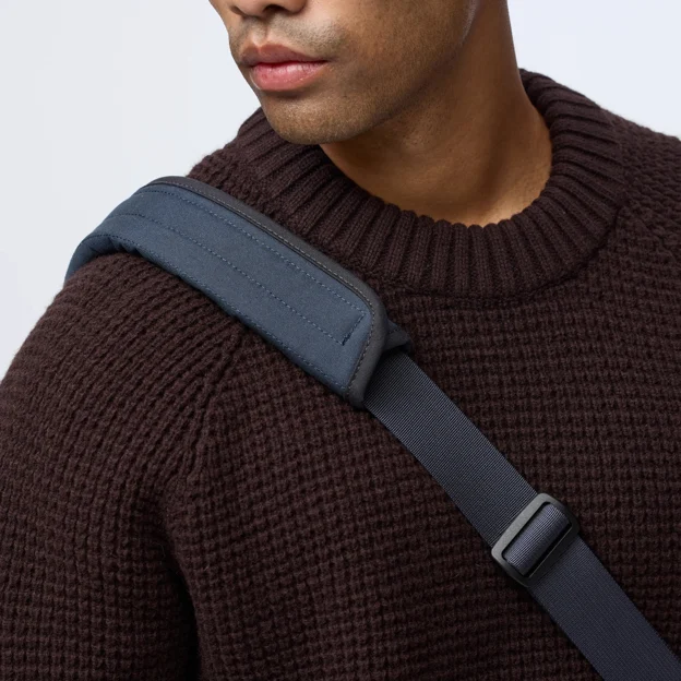 Fjällräven Vardag Shoulder Bag 12 Unisex Wallets & small bags Model Angle H 119973