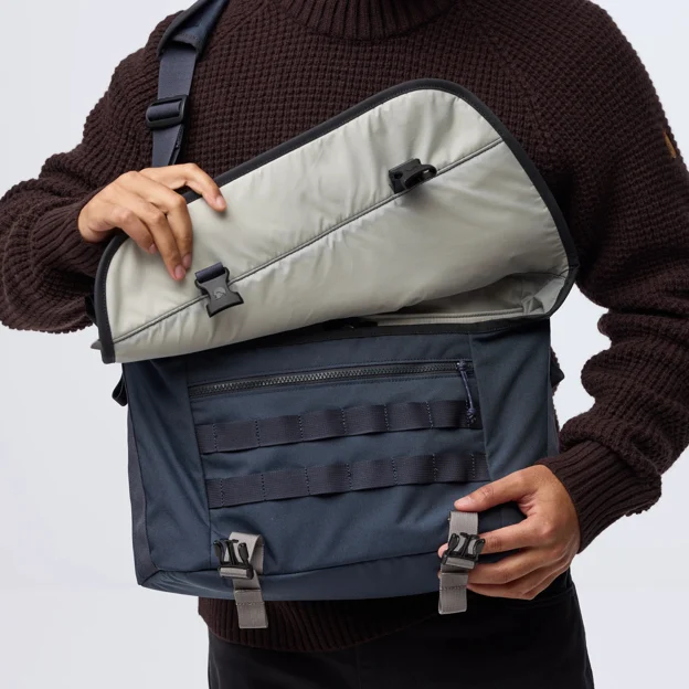 Fjällräven Vardag Shoulder Bag 12 Unisex Wallets & small bags Model Angle I 119979