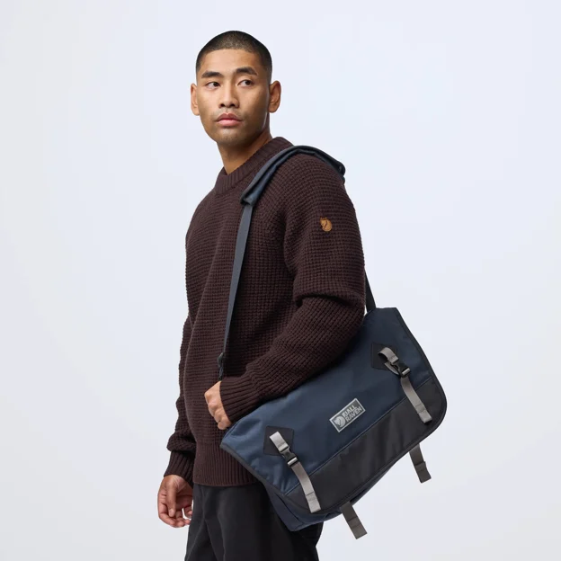 Fjällräven Vardag Shoulder Bag 12 Unisex Wallets & small bags Model Angle J 119972