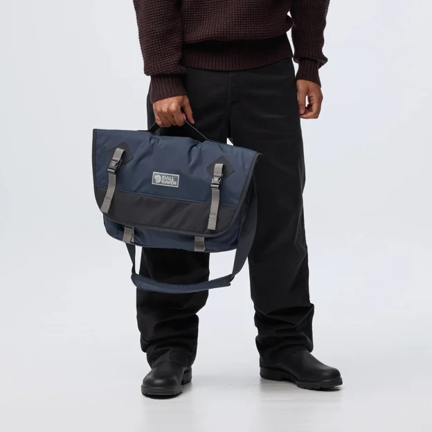 Fjällräven Vardag Shoulder Bag 12 Unisex Wallets & small bags Model Angle K 119997