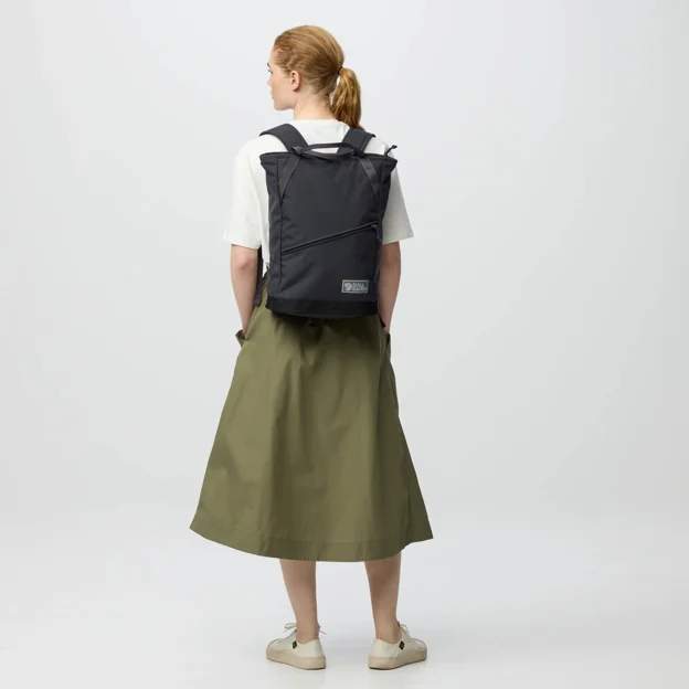 Fjällräven Vardag Totepack 22 Unisex Daypacks Model Model front 100346