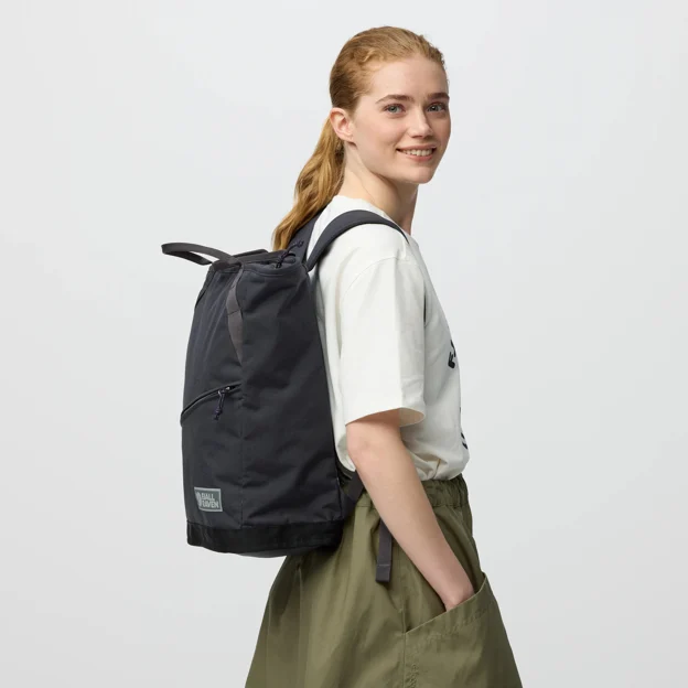 Fjällräven Vardag Totepack 22 Unisex Daypacks Model Model side 100341