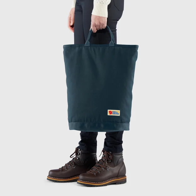 Fjällräven Vardag Totepack Unisex Daypacks Model Model side 24187