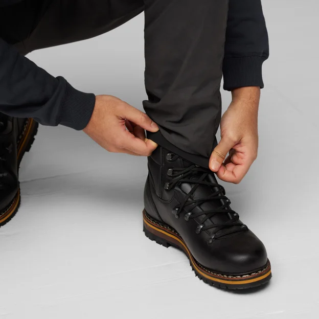 Fjällräven Vardag Trousers M Men’s Outdoor trousers Model Angle I 82565